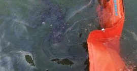 Aliağa'da denize petrol türevi atıklar sızdı