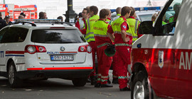 Silahlı adam ambulans çalıp çok sayıda kişiye çarptı