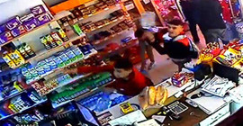 Liseli öğrenciler kız arkadaşlarına mesaj atan market sahibini tartakladı