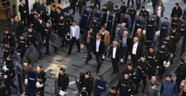 Polis ablukasında bildiri dağıtımı, gazetecilere gözaltı tehdidi