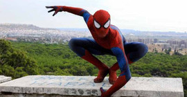 Antalyalı 'Spiderman', ekmeğini kostümünden kazanıyor