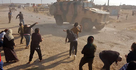 Halk, Kobani'de devriye yapan TSK zırhlısına taş ve çürük meyve attı