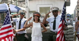 Checkpoint Charlie'de 'ABD askerleri' gibi giyinen aktörlere yasak
