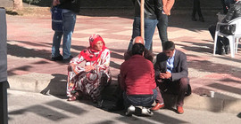 HDP önündeki aileler kavga etti: Eylemi başlatan Akkoyun uzaklaştırıldı
