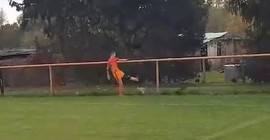 Sahada tavuğu tekmeleyerek öldüren futbolcuya kırmızı kart