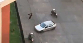 Şili'de bir eylemci motosikletli polisleri böyle atlattı