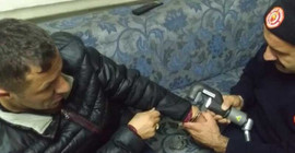 Şaka için takılan kelepçenin anahtarı kayboldu, polis de çıkaramadı