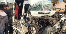 Mardin'de öğrencileri taşıyan minibüs kamyona çarptı: 14 yaralı