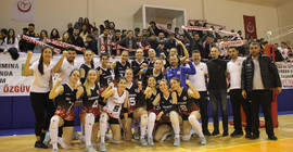 Voleybolcular yedikleri yemekten hastanelik oldu