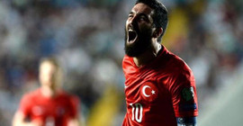 Arda Turan'dan gazeteciye saldırı