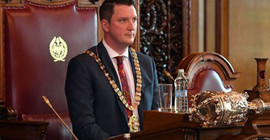 Belfast Belediye Başkanı sokakta idrarını yaparken yakalandı