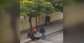 Kadına sokak ortasında dayak