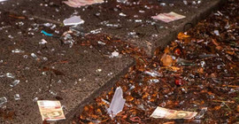 ATM patlatılarak soyuldu, paralar etrafa saçıldı