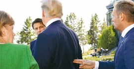 Donald Tusk'ın Trump'a 'silah' doğrulttuğu fotoğraf gündem oldu