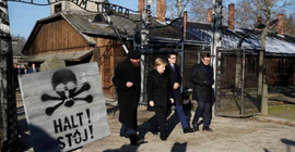 Merkel ilk kez Auschwitz toplama kampını ziyaret etti
