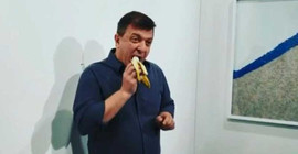 120 bin dolara satılan 'sanat eseri'ndeki muzu yedi