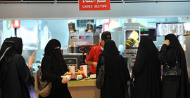 Suudi Arabistan'da kadınlar artık restoranlara erkeklerle aynı kapıdan girebilecek