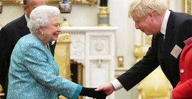 Boris Johnson Kraliçe'den yetkiyi aldı