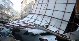 Beyoğlu'nda lodos iş hanının çatısını uçurdu