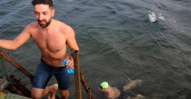 Lodosa aldırış etmeden denizde yüzdüler