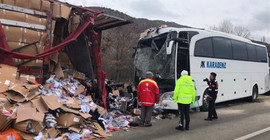 Çankırı'da yolcu otobüsü ile tır çarpıştı: 22 yaralı