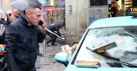 Beyoğlu'nda binadan düşen beton, taksiye saplandı
