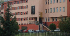 Bilgisayarda oyun oynayan öğrencinin başına demir çubukla vurdu
