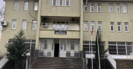 Belediye başkanı Kürtçe tabelayı indirdi, belediye meclisi 3 dilli tabela kararı aldı