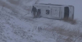 Karaman'da işçi servisi devrildi