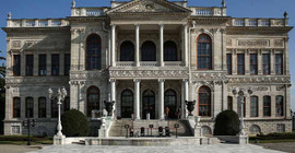 Dolmabahçe Sarayı restorasyonunda yüz yıllık gazete kupürleri bulundu