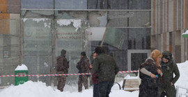 Hastane girişindeki çatı çöktü: 9 yaralı
