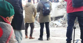 70 yaşındaki yurttaş saatlerdir enkaz başında bekliyor: Oğlum, torunlarım...