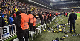 Fenerbahçe taraftarı: Sen üşüyorsun, biz donuyoruz
