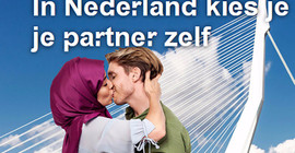 Öpüşen Müslüman kadın kızdırdı