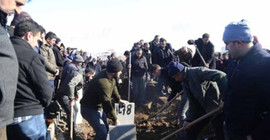 Çığda yaşamını yitirenler toprağa veriliyor