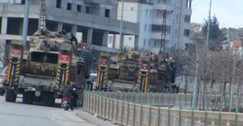Suriye sınırında tank ve zırhlı araç sevkiyatı devam ediyor