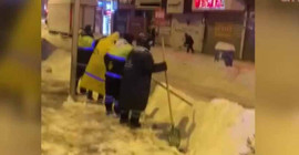 Van'da belediye çalışanları halay çekerek kar temizledi