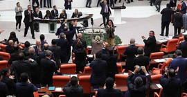 AKP'liler 'terörist' diyerek HDP'lilerin üzerine yürüdü
