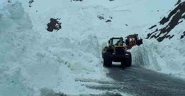Hakkari- Şırnak karayoluna çığ düştü