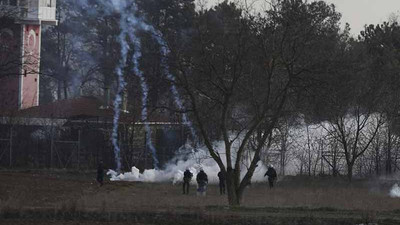 Yunan polisi mültecilere su sıkıyor Türkiye de cevaben gaz bombası atıyor