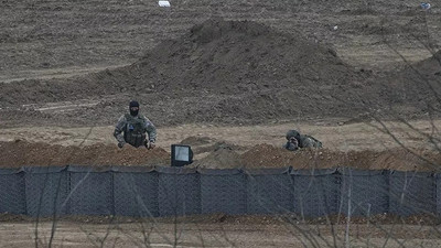 Yunanistan sınır birlikleri sınır hattına siper kazıyor