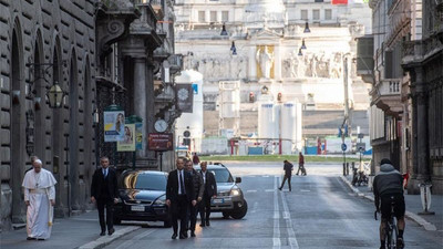 Koronavirüs: Papa boşalan Roma sokaklarında