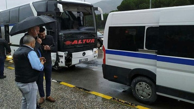 Manisa'da iki işçi servisi kaza yaptı