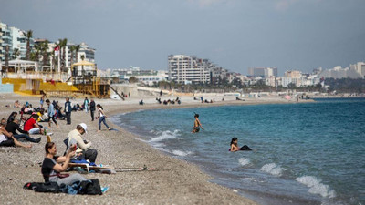 Antalya'da güneşi gören denize girdi