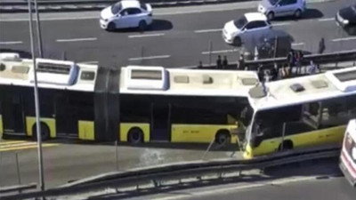 Avcılar'da iki metrobüs kafa kafaya çarpıştı