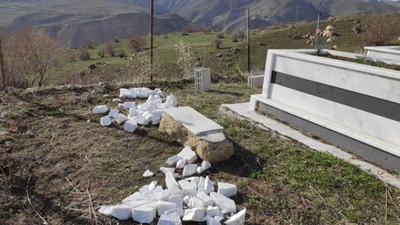 Askerler, ailelerin gözü önünde mezar taşlarını parçaladılar