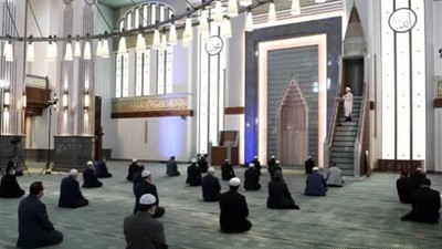 Diyanet: Online cuma namazı olmaz