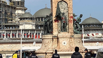 Taksim Meydanı'ndaki anıta kırmızı boya atıldı