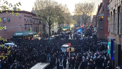 ABD'de cenaze töreni: Sosyal mesafe hiçe sayıldı