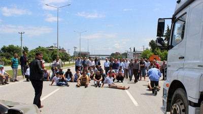 Çarşambayı sel aldı, çiftçiler yolu kapattı